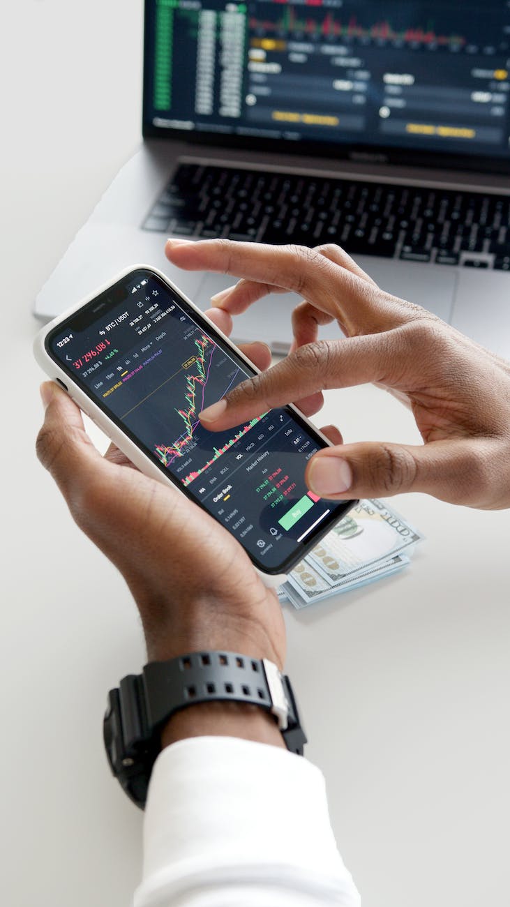 Le Plan d'Épargne en Actions (PEA) comprend à la fois un compartiment dédié aux titres financiers