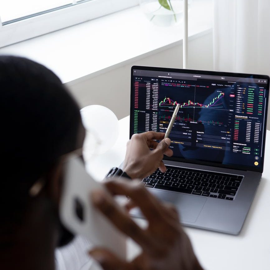 En tant qu'investisseur individuel, vous pouvez alimenter votre PEA jusqu'à un plafond de 150 000 euros