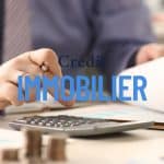 Conseiller présentant un dossier de crédit immobilier avec calculatrice et documents financiers.